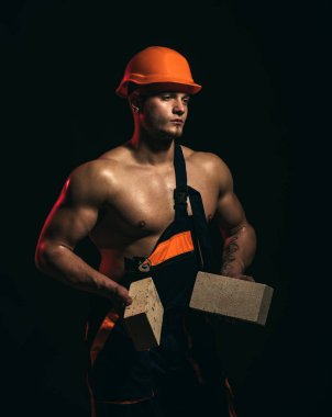 Rüyalar inşa ediyoruz. Çimento işçi. İnşaat işçisi veya Oluşturucu site oluşturma, iş yerinde. Adam işçi tuğla kas elinde tut. Kaslı adam duvar çalışması yok