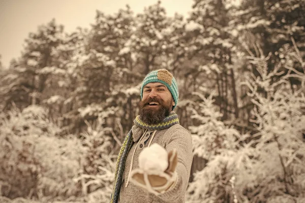 Hipster em casaco térmico, chapéu, cachecol, barba quente no inverno — Fotografia de Stock