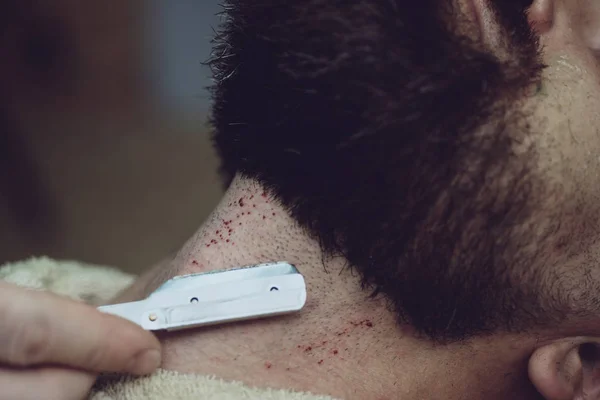 Homens depois da barba. Aftershave produto cosmético. Os homens encaram a pele. Tesoura de barbeiro e navalha reta. Pele sangrenta após a barba. — Fotografia de Stock