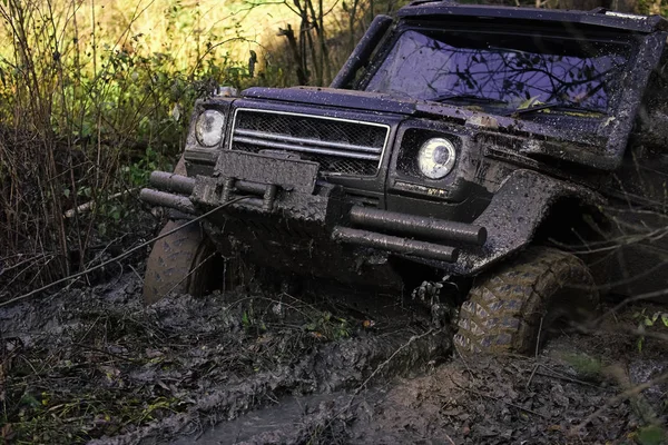 SUV é puxado para fora da poça de lama — Fotografia de Stock