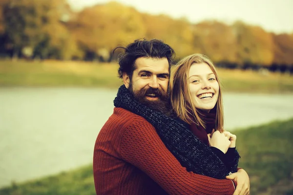 Pareja joven en otoño parque —  Fotos de Stock