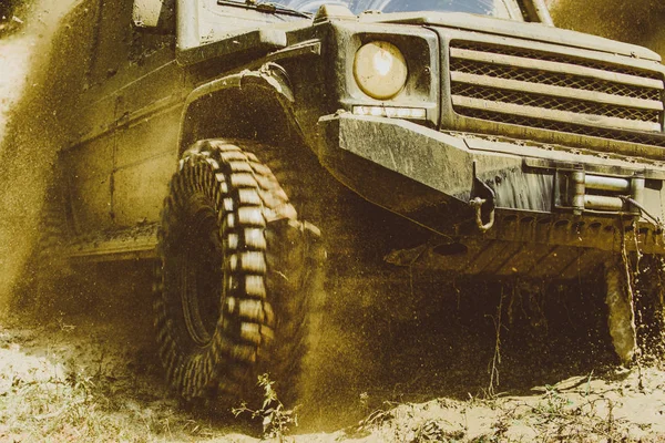 Spostare le ruote pneumatici e fuoristrada che va nella polvere. Il fuoristrada va in montagna. Traccia sul fango. Suv fuoristrada 4x4. Auto fuoristrada. Safari . — Foto Stock