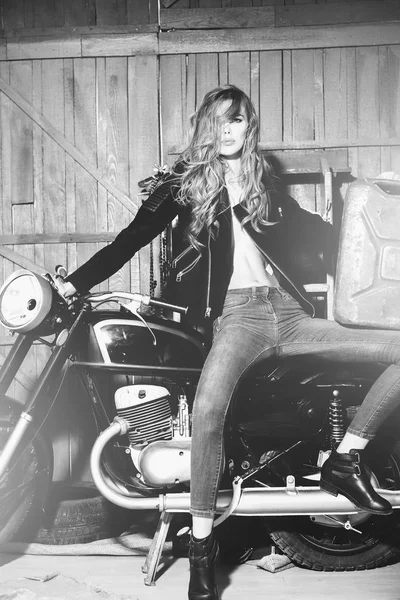 Menina motociclista bonita com enferrujado lata de gás metálico — Fotografia de Stock