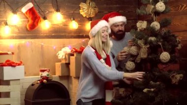 Mutlu çift dekorasyon Noel ağacı. Yeni yıl çift. Xmas önce sabah. Mutlu Noeller ve mutlu yeni yıl.