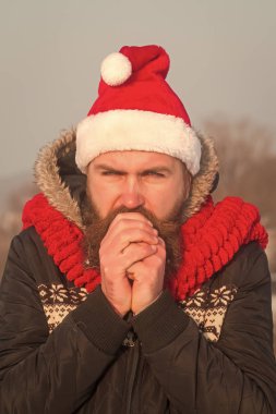 Noel Baba hipster kırmızı şapka ve atkı.