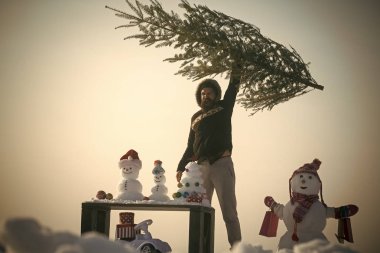 Xmas ağacı yetiştirme ve mavi gökyüzü bağırarak adam