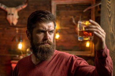 Barmen ile viski ya da brendi. Sakallı adam alkol. İçki ve kutlama parti kavramı. Degüstasyon ve tatma.