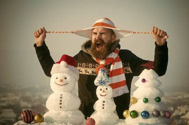 Kızgın adam şapka dizeleri elinde tutan