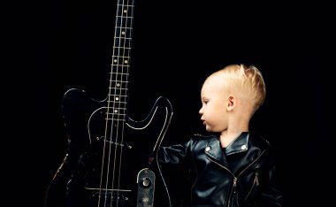 Kelime başarısız olduğunda, müzik konuşuyor. Rock tarzı çocuk. Rock and roll müzik sanatçısı. Sevimli küçük müzik fan. Küçük müzisyen. Küçük rock yıldızı. Çocuk Çocuk gitar ile. Küçük gitarist rock'çı ceketli