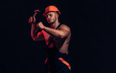 Gerisi hala yapım aşamasında olmak. Kaslı adam Oluşturucusu iş yapım aşamasında. Sert işçi kullanımı kas gücü. Adam iş çekiçle. İnşaat işçisi çekiç çivi