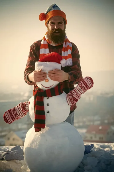 Різдвяний чоловік і сніговик у капелюсі на відкритому повітрі — стокове фото
