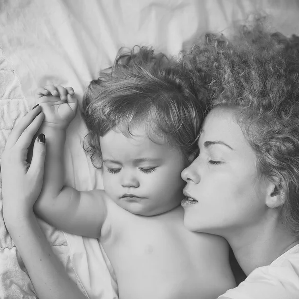 Мать обнимает ребенка — стоковое фото