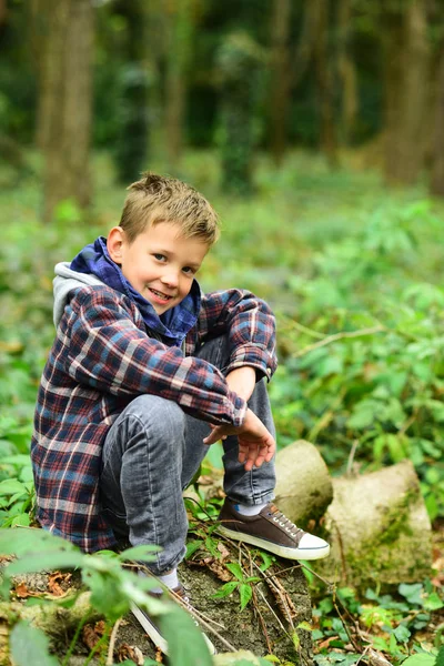Быть как лес, оживлять и постоянно расти. Маленький мальчик отдыхает в лесу. Маленький мальчик на лесных пейзажах. Не ходите в лес в одиночку — стоковое фото