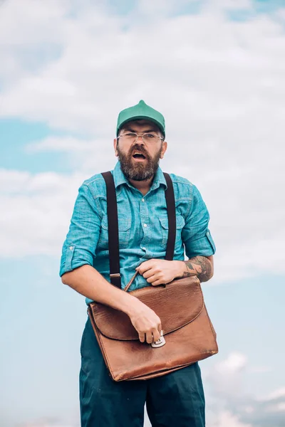 Bearded man with retro briefcase. Mature hipster with beard. Brutal male. Vintage fashion bag. Bearded man. Going to work. Businessman. unconfident student. strange engineer. Bearded and stylish — Stock Photo, Image