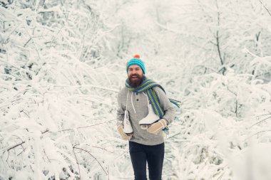 Kışın sakal sıcak termal ceketli adamı.
