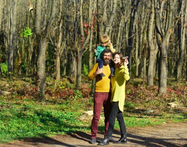 Üst küçük bebek oğlu ile oynamak ile kağıt uçak oyuncak Park, kavram seyahat. Uçakla seyahat. Onlar için uzun uçuş olduğunu