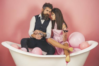 Alkol gibi aşktır. Aile çift her gün hijyen tadını çıkarın. Günlük hayatın rutin. Aşık çift banyoda sakin ol. Sağlıklı yaşam tarzı. Her gün aile hayatı. Kendi günlük rutin sahip