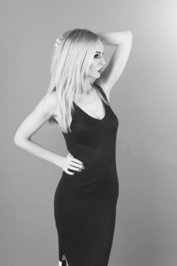 Sarı saçlı, moda makyaj ve kırmızı dudaklar ile güzel kadın