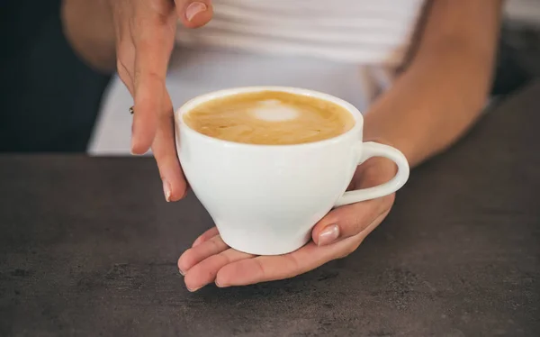 Barista voorstellen americano of espresso cup. ontspannen in het café of coffeeshop en drinken. perfecte ochtend met de beste koffie. verse's ochtends koffie met melk en room schuim. Vijf minuten voor koffie — Stockfoto