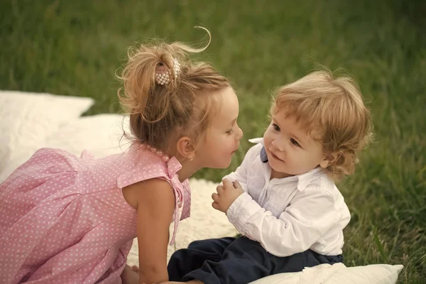 Мальчик и девочка играют в летний день на открытом воздухе — стоковое фото