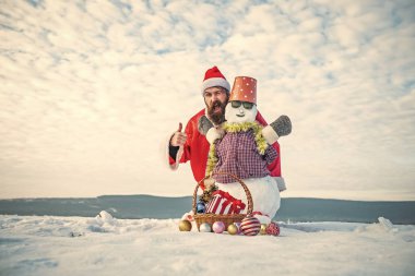 Heyecanlı hipster kırmızı xmas kılık göz kırpıyor