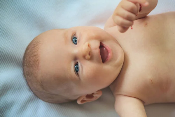 Neonato felice sorridente. Ragazza o ragazzo appena nato felice. Igiene neonatale e cura quotidiana. Cura dell'igiene infantile. Regole igieniche aiuteranno a mantenere il neonato sano. Cura del tuo bambino — Foto Stock