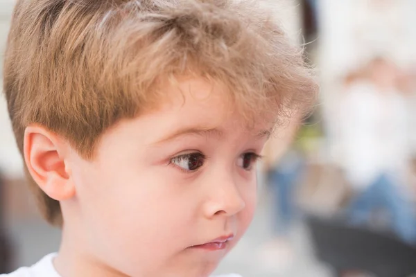 Ihre Kinder Haare braucht. kleines Kind mit stylischem Haarschnitt. kleines Kind mit Kurzhaarschnitt. kleiner Junge mit blonden Haaren. gesunde Haarpflege-Tipps für Kinder. Haarpflegeprodukte. alle nennen mich Tussi — Stockfoto