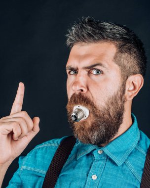 Acımasız adam sakallı. sakallı bir erkek. adam. Olgun hippi sakallı. bıyıklı acımasız beyaz hippi. lamba içinde ağız sakallı adam. yardıma ihtiyacım var. bir fikrim var.