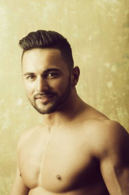 Mutlu yakışıklı sporcu ile uygun göğüs gülümseyen