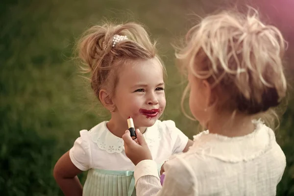 아기 아이 모델의 입술에 빨간 립스틱을 적용 — 스톡 사진