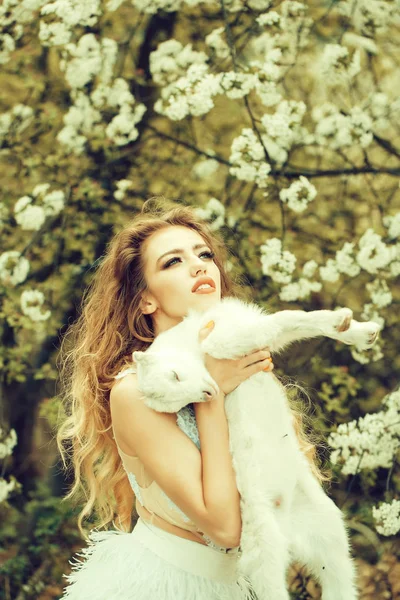 Çiçeği keçi kadınla — Stok fotoğraf