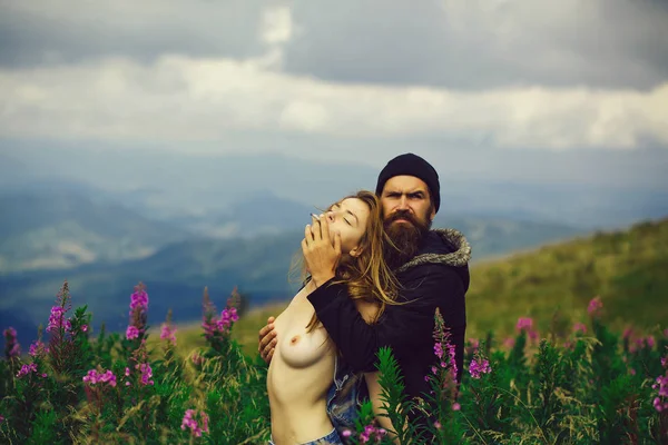 Romantic couple on mountain top — Stock Photo, Image