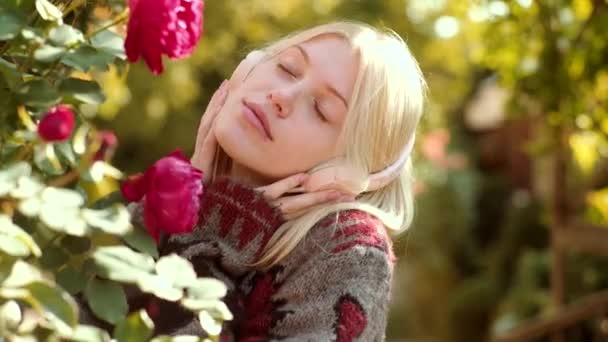 Menina de primavera sonhadora com cabelo longo em suéter de malha. Fones de ouvido conceito. Mulher de outono com humor de primavera. Outono pessoas felizes e alegria. Clouse up retrato de menina loira . — Vídeo de Stock