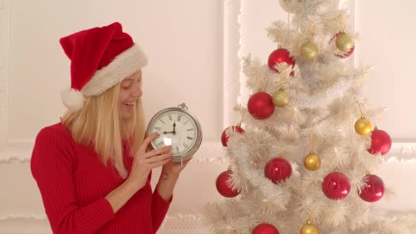 Happy girl decorating Christmas tree. New year clock. The morning before Xmas. Merry christmas and Happy new year. — Stock Video