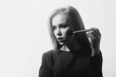 Kırmızı dudaklar ile fırça yüz makyaj uygulayarak kızla