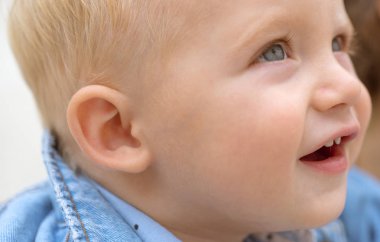 Çocuk Sağlığı ve büyüme iyileştirilmesi. Erkek bebek. Küçük bebek kreş üzerinde. Küçük bebek oyun açık. Duygusal ve fiziksel büyüme. Erken çocuk sağlık. Çocuk bakım yardımı
