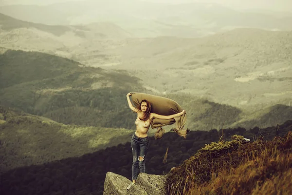 Chica bonita en la pendiente de la montaña —  Fotos de Stock