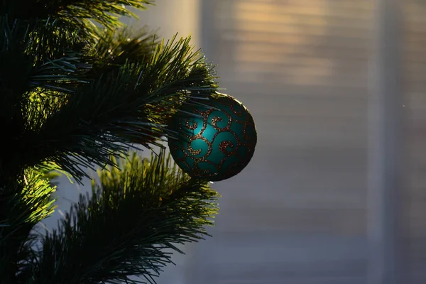 Gelukkig Nieuwjaar. De ochtend voor Xmas. Kerst samenstelling. Gedecoreerde kerstboom. Presenteert en viering. Kopieer ruimte. Vrolijk kerstfeest en Happy Holidays. Nieuwe 2019 jaar komt — Stockfoto