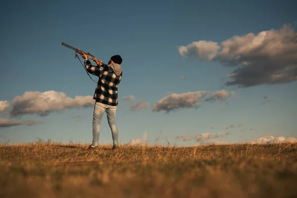 Ördek Avına Işlemidir Güz Sezonu Avcısı Hunter Avı Tüfeği Silahla — Stok fotoğraf