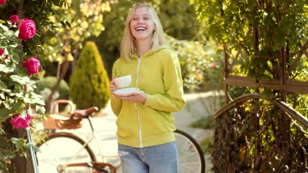 Café de la mañana y buen día. Mujer de otoño con humor primaveral. Clima cálido y soleado. Concepto de café caliente. Feliz joven en el parque en soleado día de primavera . — Vídeo de stock