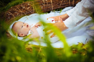Yeni doğan bebek için dinamik jimnastik. Eğlenceli jimnastik etkinlik yeni doğan için. Sağlık sağlıklı bebek için. Hayatı dinamik kavramı. Çocuk bakımı zor ama önemli