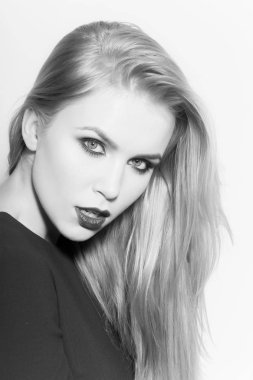 Kadın sarı uzun saçları ve kırmızı dudaklar ile poz