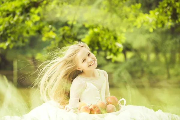 Meyve sepeti ile elbiseli küçük kız — Stok fotoğraf