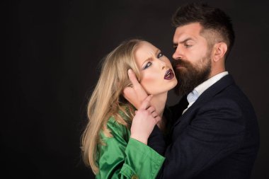 Aşk geliyor. Adam sarılmak kadın uzun saçlı sakallı. Moda severler. İki aşık. Moda giyim samimi çift. Moda stil ve saç bakımı. Stil ikonları, kopya alanı