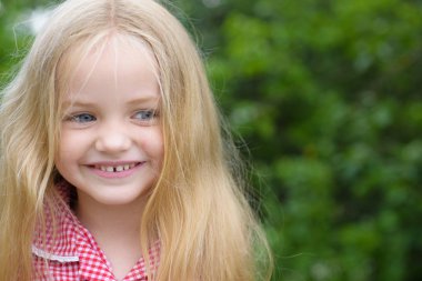 Im en mutlu. Sarı saçlı küçük kız. Küçük kız giyim uzun saçlı. Çok güzel gülümseme ile mutlu küçük çocuk. Küçük çocuk mutlu gülümseyerek. Benim saç gevşek benim omuzlarında düşüyor