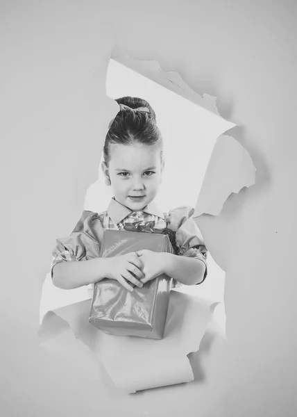 Día de boxeo, fiesta y fiesta. Niña con paquete de regalo, lunes cibernético. Cumpleaños y navidad. Infancia y felicidad, caja de regalo. Pequeña chica con paquete de compras, viernes negro . — Foto de Stock