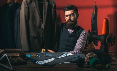 Başka bir istemci. mekanizasyon dikiş. mağaza ve moda showroom uygun. Sakallı adam terzi dikiş ceket. iş elbise kodu. El yapımı. Retro ve modern atölye terzilik. O harika bir tarzda var