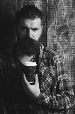 Kaşlarını sakallı hippi mavi plastik kap ile poz