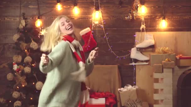 Dansende meisje met Santa hoofd en Bengalen verlichting. De feestelijke helder. De giften van Kerstmis. Gekke vrouw op Kerstmis achtergrond met een sparkler. — Stockvideo