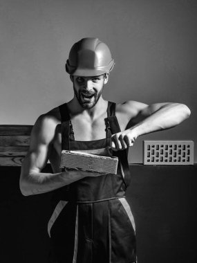 Seksi kaslı erkek yapıcı.